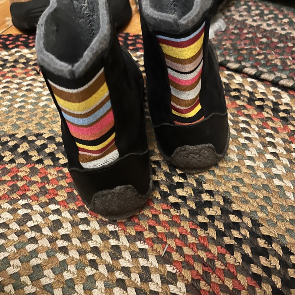 Sorel suede leather, striped back boot.